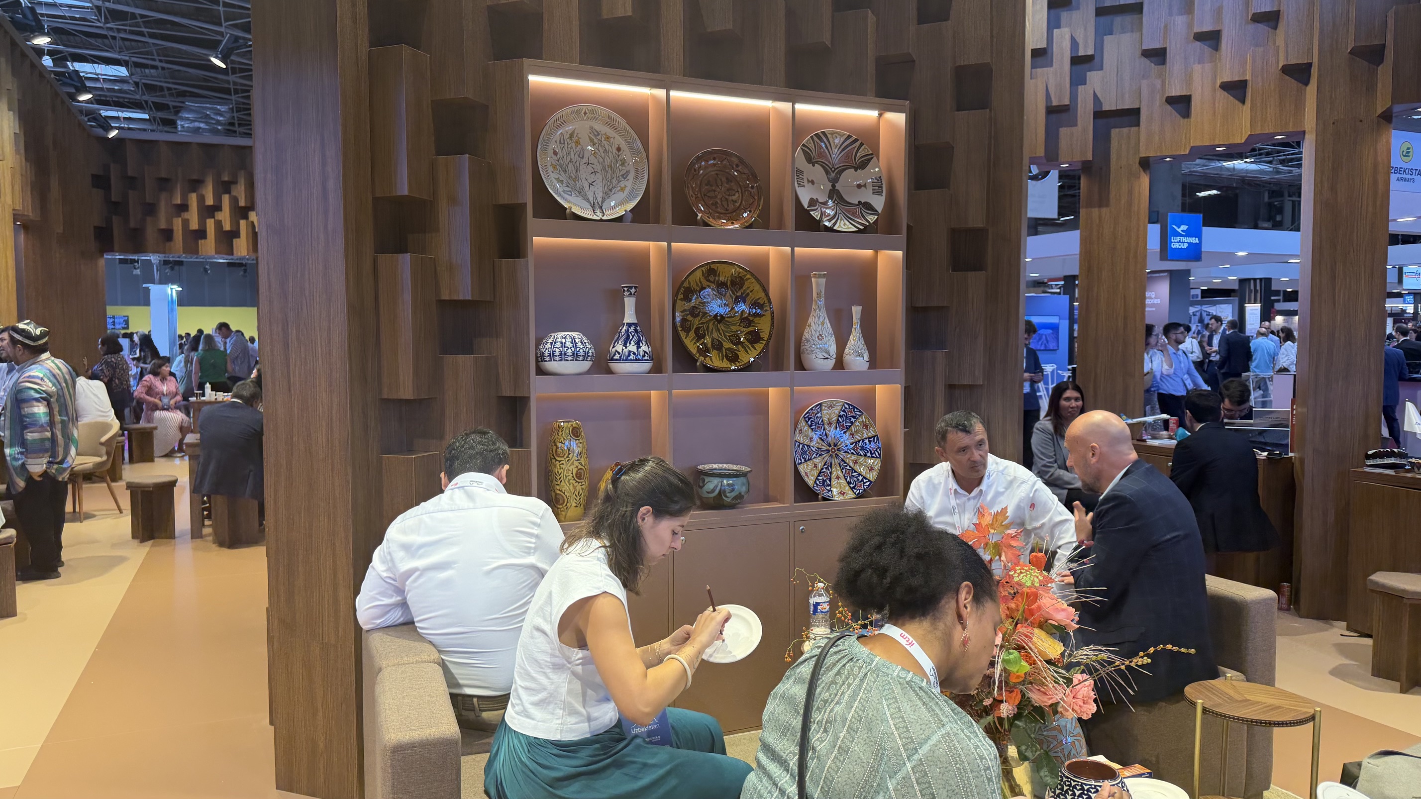Poteries et objets d’artisanat ouzbeks exposés sur le stand de l’Ouzbékistan à l’IFTM Top Resa 2026.